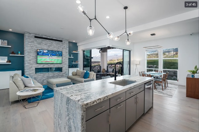 Building Photo - Stunning 5-bedroom, 4.5-bath home