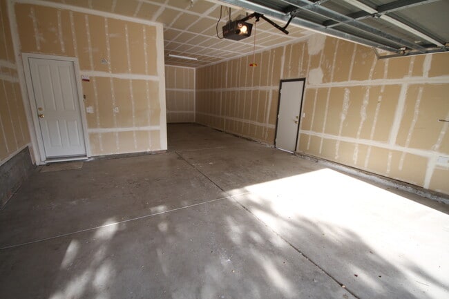 Building Photo - Located in Stonelake, 4 Bed, 2.5 Bath Elk ...
