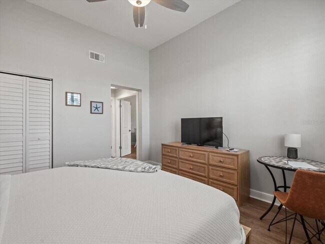 Building Photo - 5900 Bahia Del Mar Cir N