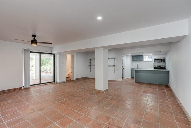 Building Photo - 568 W Quill Dr