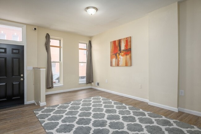 Building Photo - Beautifully renovated 4 BR/ 2 BA