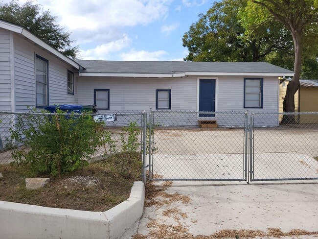 Building Photo - 1/1 rear apartment ready for move-in WITH ...