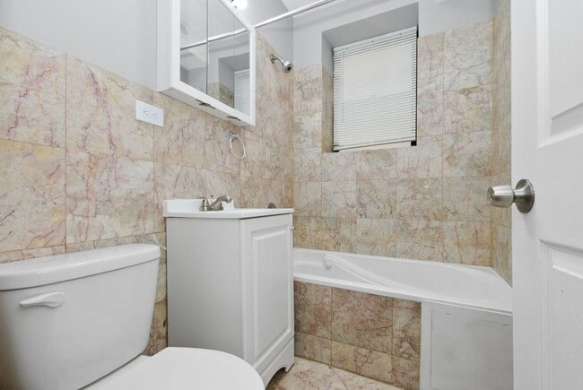 Building Photo - Duplex Two Bedroom Unit Available in South Shore