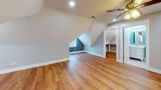 Building Photo - Spacious 10BR/10BA in Fort Sanders  – Perf...