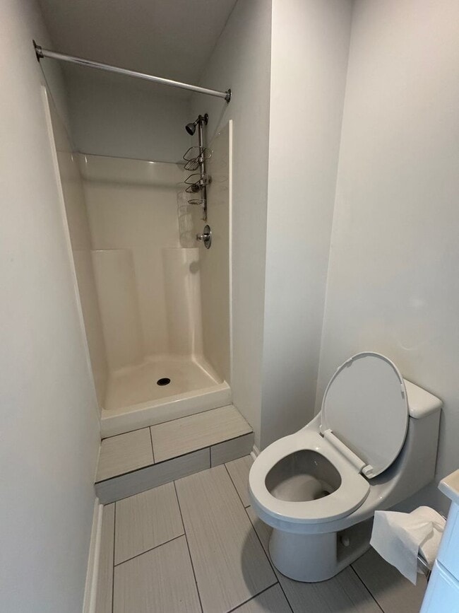 Building Photo - 3 Bedroom 2.5 Bath Townhouse with Full Unf...