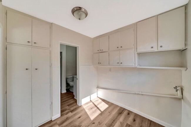 Building Photo - Stylish 4-Bed Mid-Century Home