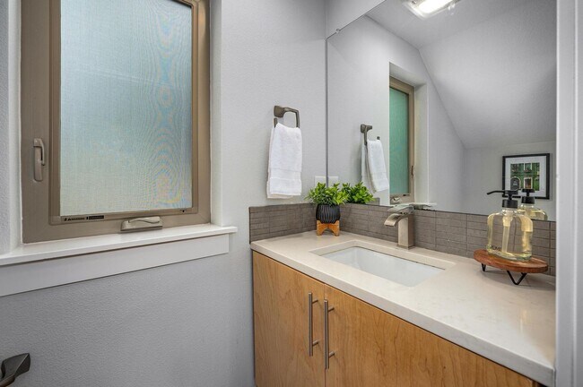 Building Photo - Modern Elegance! Eastmoreland Stunner! Pre...