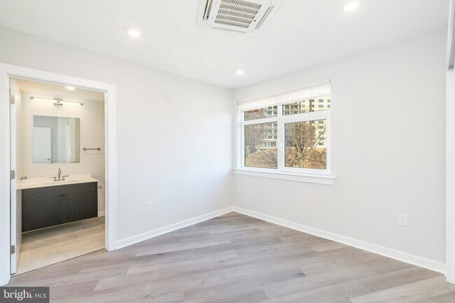 Building Photo - 3449 Scotts Ln