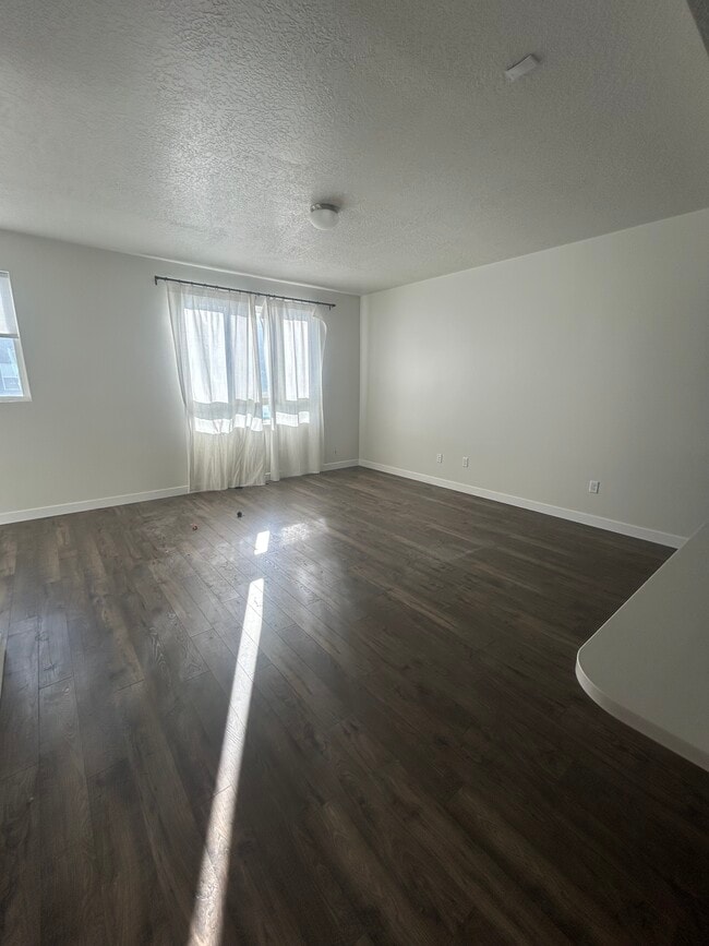 Building Photo - 1046 360 S