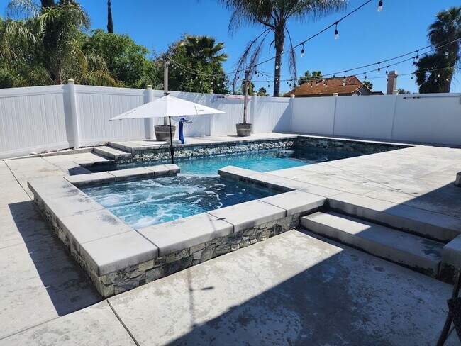 Building Photo - Gorgeous Home with 5 Bedrooms, 3 Baths, So...