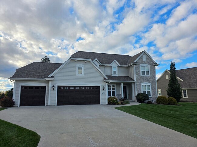 Building Photo - W239N3743 River Birch Ct