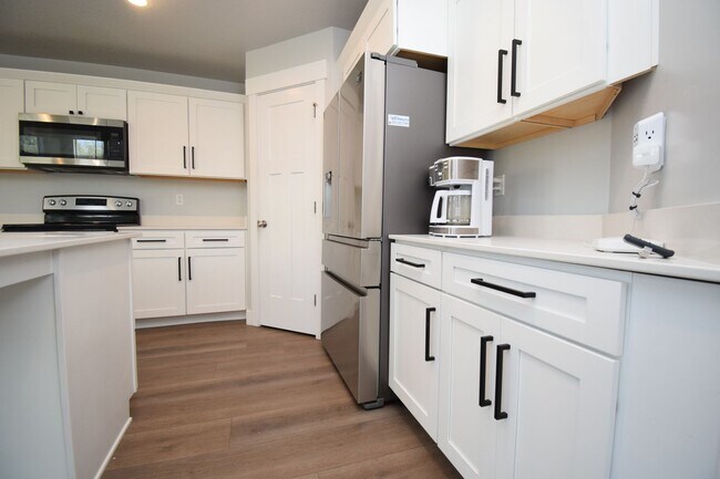 Building Photo - Quiet Family Friendly 4 Bed Home in Bluffdale!!