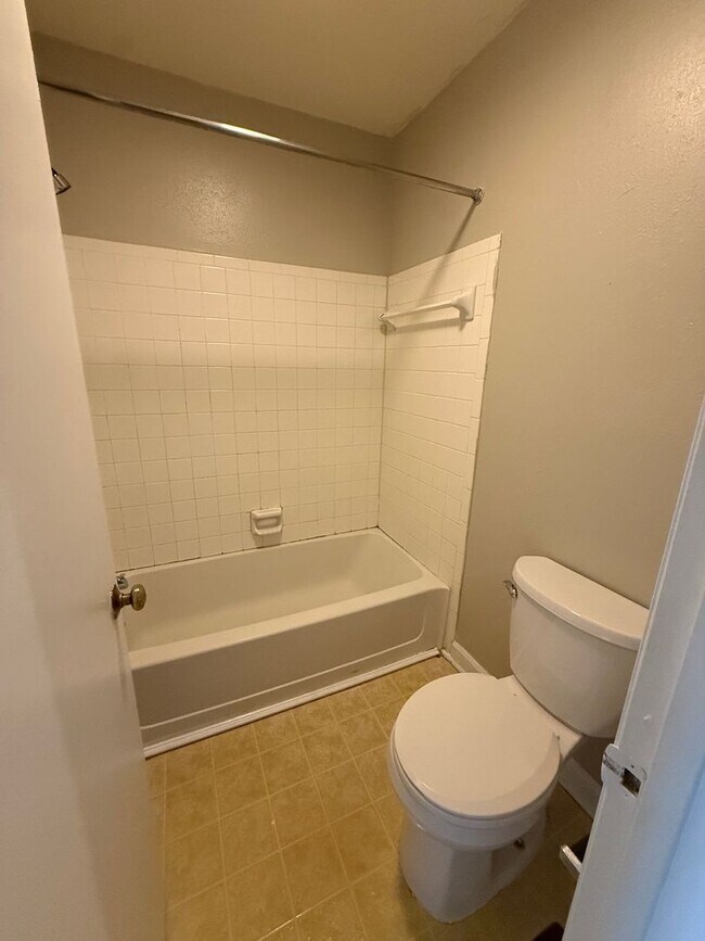 Building Photo - Spacious 2 Bed 2 Bath Town Home near NCSU Available NOW! LEASE NOW AND GET ONE MONTH FREE!