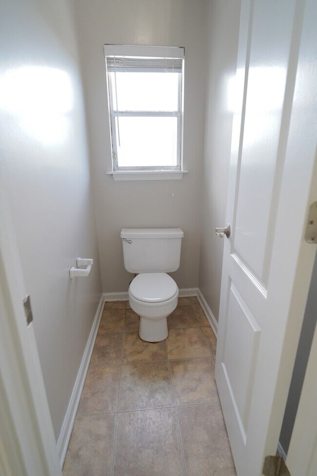 Building Photo - 3 Bed / 2 Bath with Large Yard/Garage in Bucklake area!