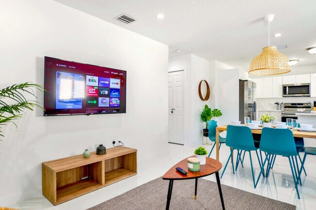 Building Photo - 2110 NW 66th St