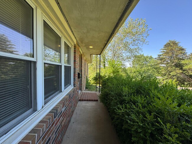 Building Photo - 4 Bedroom house with Second kitchen in basement