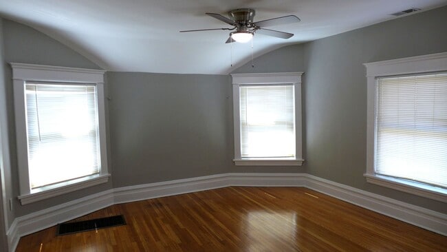 Building Photo - 136 Elgin Ave