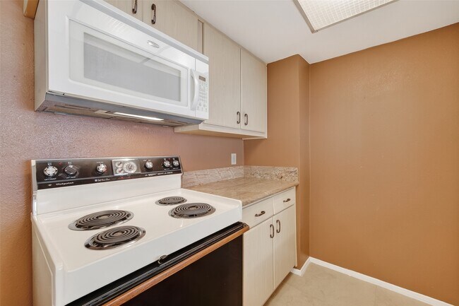 Building Photo - 8462 Leawood Blvd