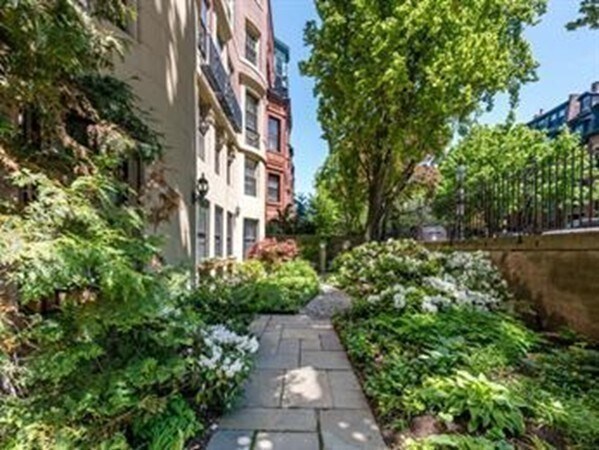 Building Photo - 137 Marlborough St