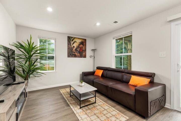 Building Photo - 207 Falcon Ave