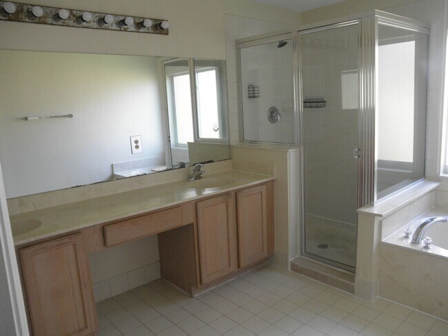 Building Photo - Thousand Oaks