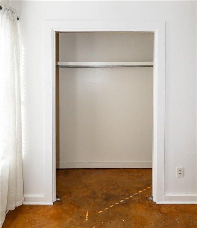 Building Photo - 1305 Lorrain St