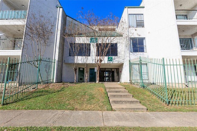 Primary Photo - 2818 S Bartell Dr