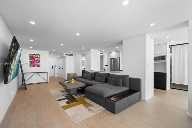 Building Photo - 2655 Collins Ave