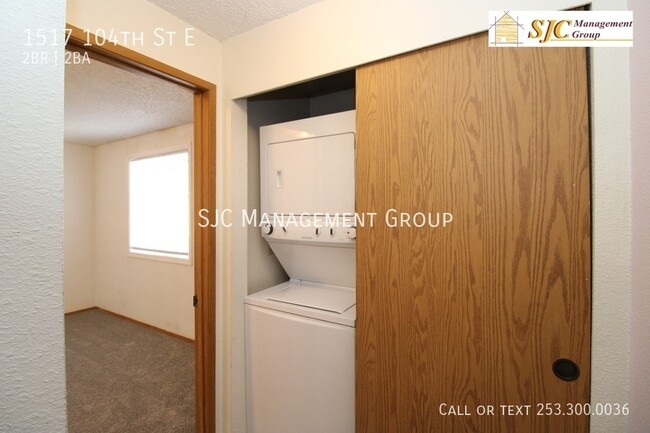 Building Photo - Clean and move in ready townhouse style condo