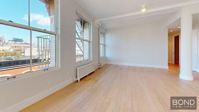 Building Photo - 452 Broome St
