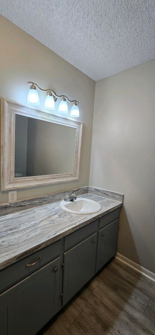 Building Photo - Available Now! Updated, Downstairs 2 Bedroom 1 Bath Apartment!