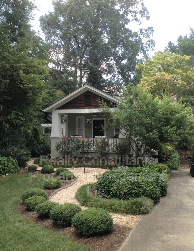 Building Photo - 2461 Lyndhurst Ave