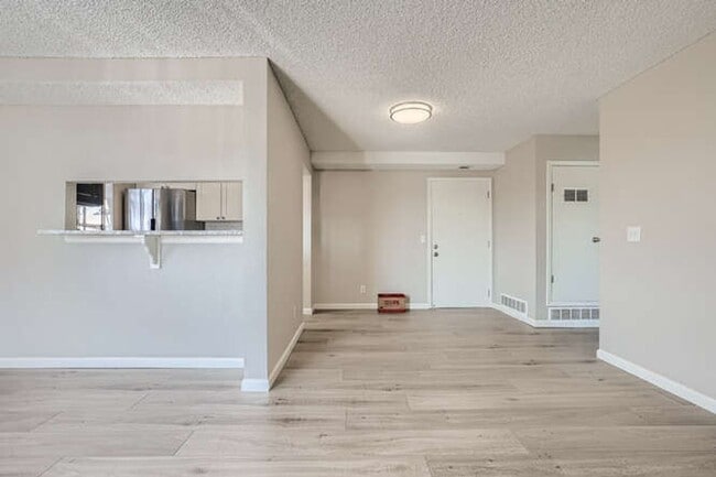 Building Photo - Beautiful 2 BR