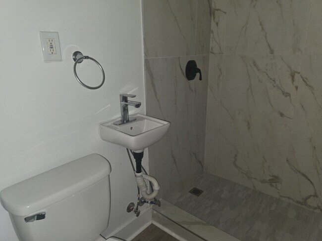 Building Photo - 1 Bedroom Available now!