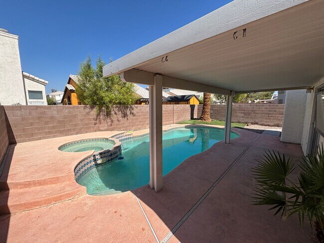 Building Photo - Gorgeous 4Bed/2Bath Home located in Sunris...