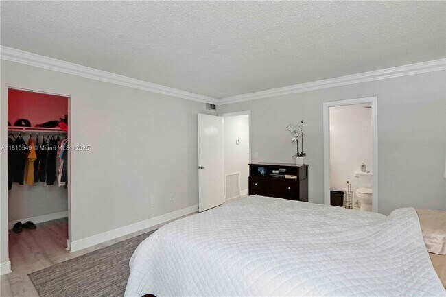Building Photo - 6886 N Kendall Dr