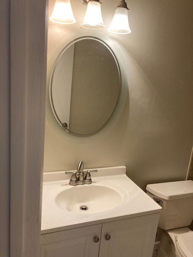 Building Photo - Charming 3 bedroom, 2 bathroom house with ...
