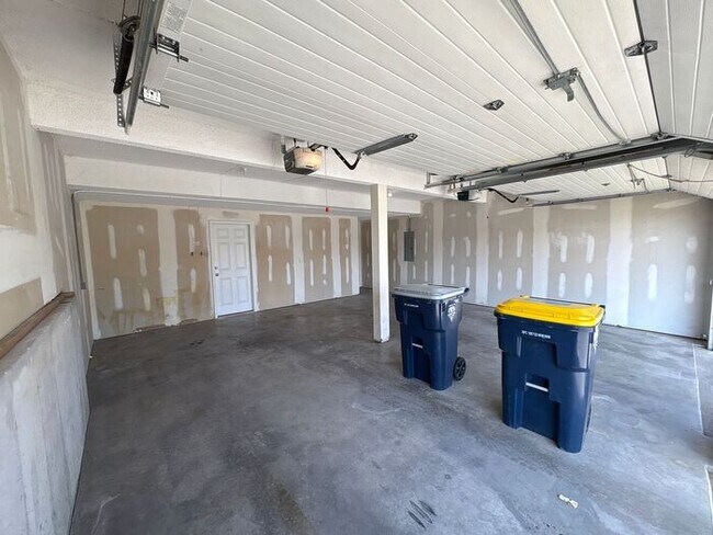 Building Photo - 3-Bedroom Home in a Quiet, Relaxing Neighb...