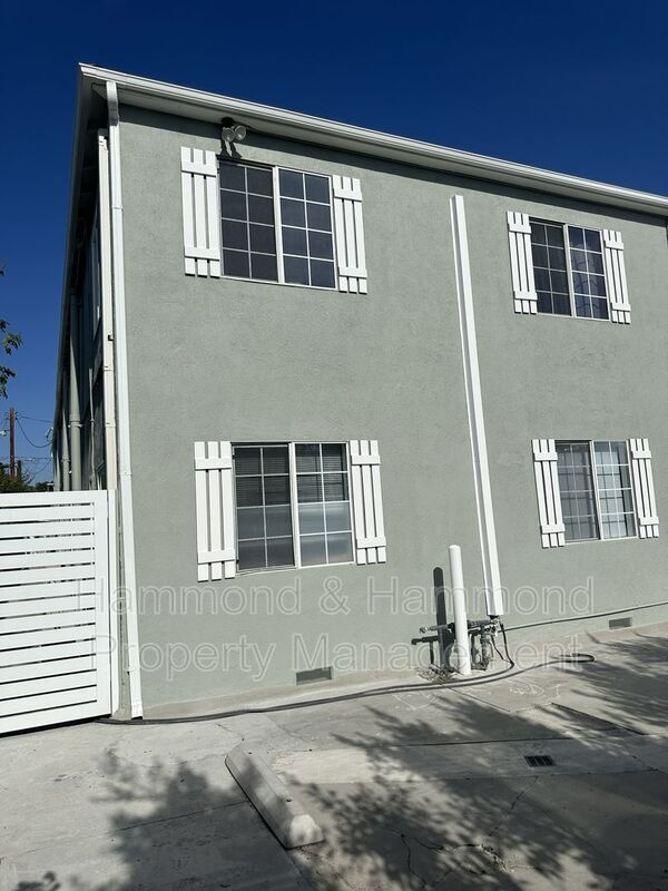 Building Photo - 5854 Tujunga Ave