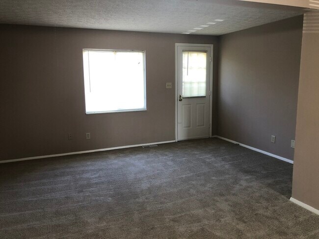 Building Photo - Townhome with basement!