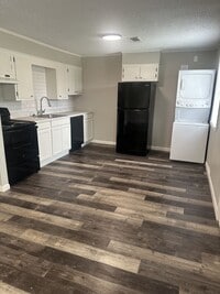 Building Photo - Newly Remodeled 2 Bedroom, 1 Bathroom Triplex