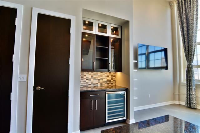 Building Photo - 2600 W 7th St