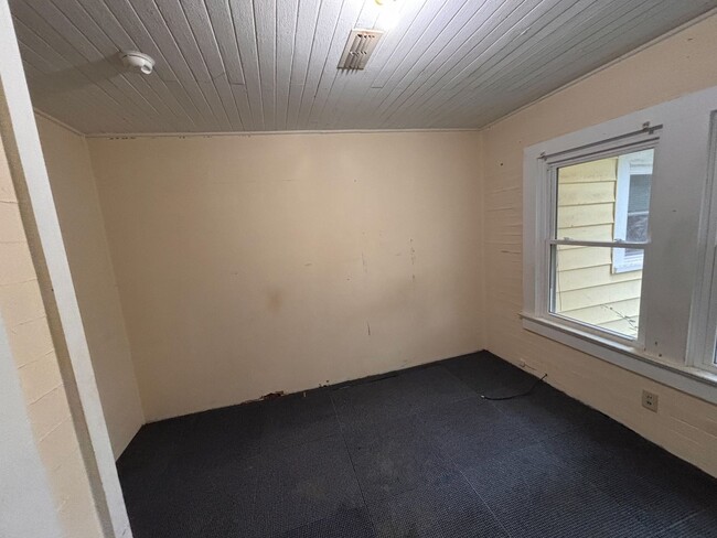 Building Photo - 3 Bedrooms- 2 Bathroom- House in Coosa!