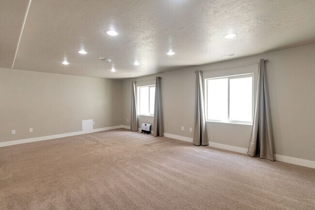 Building Photo - Available Now | American Fork, UT | 5 Bed | 3 Full Bath | Single-Family Home