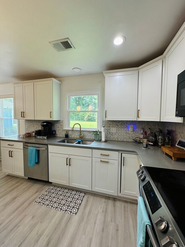 Building Photo - 103 Meadow Creek Dr