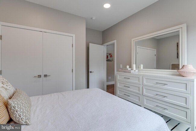 Building Photo - 1952 Bryn Mawr Ave