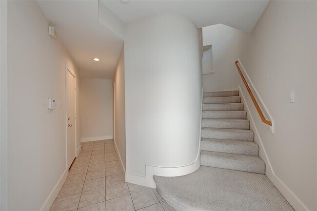 Building Photo - 5723 Larkin St