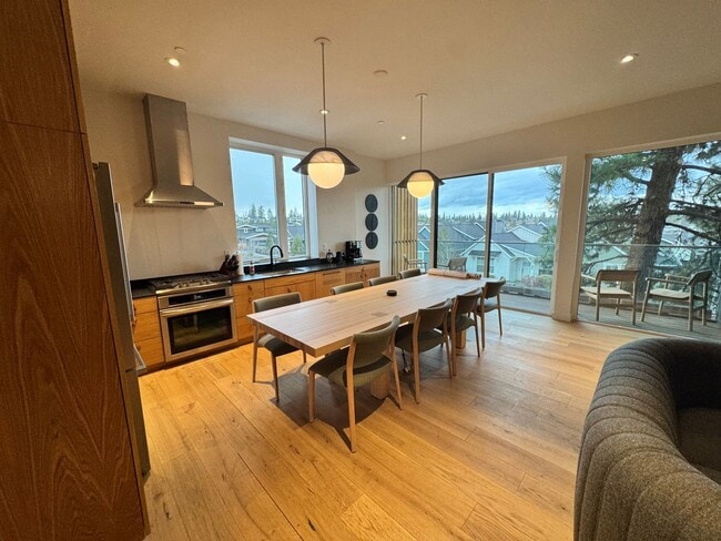 Building Photo - FURNISHED: SPECIAL PRICE 2 MONTHS OFFER - UTILITIES PAID BY OWNER:  NWX tastefully furnished 1 be...