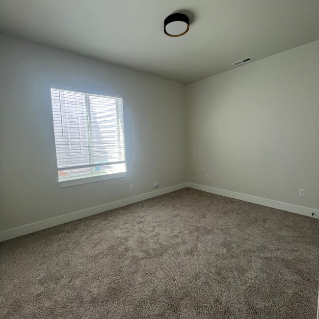 Building Photo - 475 River Bend Ln