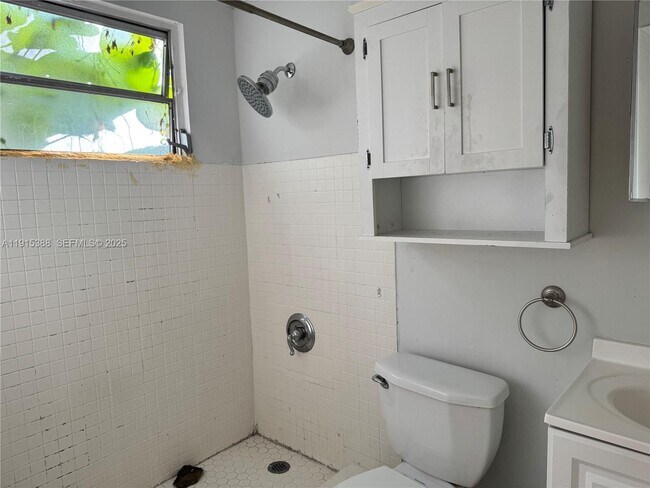 Building Photo - 621 NW 19th Ave